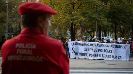 Policías forales protestan frente al Parlamento de Navarra, donde se celebra el debate del estado de la Comunidad, para exigir la dimisión de la presidenta María Chivite por el incumplimiento de la Ley de Policías