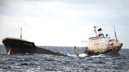 El hundimiento del barco petrolero Prestige provocó un gran desastre medioambiental en las costas gallegas