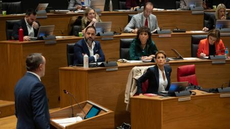 El líder de Navarra Suma, Javier Esparza, durante su intervención en el Parlamento de Navarra ante la presidenta María Chivite, en la segunda jornada del debate sobre el estado de la comunidad