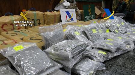 Agentes de la Guardia Civil encargados de la investigación hallaron 560 kilos de hachís en el interior de un camión con destino Italia