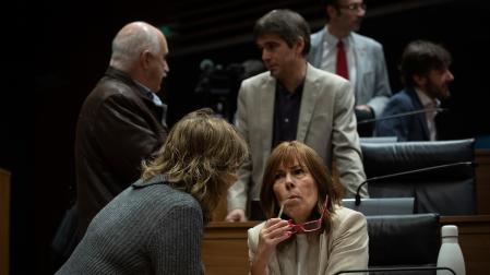 La consejera Ana Ollo (i) y la portavoz de Geroa Bai Uxue Barkos, momentos antes de dar comienzo la segunda jornada del pleno de debate sobre el estado de la Comunidad