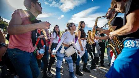 Varios jóvenes disfrutan de la charanga 'Wesyke' en los exteriores de la Carpa de Amaya