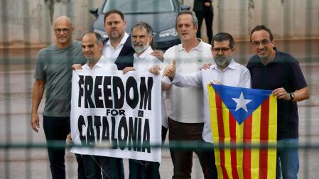 (I-D) El exconseller de Asuntos Exteriores, Relaciones Institucionales y Transparencia de la Generalitat Raül Romeva (ERC), el exconseller de la Presidencia y ex portavoz de la Generalitat Jordi Turull (JxCat), el exvicepresidente de la Generalitat y líder de ERC, Oriol Junqueras, el presidente de Òmnium Cultural, Jordi Cuixart, el exconseller de Interior de la Generalitat Joaquim Forn (PDeCAT), el secretario general de Junts, Jordi Sànchez y el exconseller de Territorio y Sostenibilidad de la Generalidad Josep Rull (JxCat)