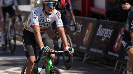 El venezolano Orluis Aular seguirá defendiendo el maillot de Caja Rural en 2024.