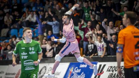 Asier Llamas, portero de Osasuna Magna, celebra el gol que certifica la victoria de su equipo
