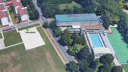 Vista satelital del complejo deportivo de Larraina, cuya salida no permite girar a la izquierda