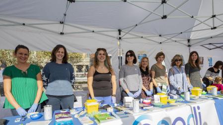 El grupo de enfermeras que este sábado atendió el puesto posa con los materiales sanitarios para realizar las pruebas de glucosa dentro del programa de ‘Jornada Informativa’ organizado por la Asociación Navarra de Diabetes para dar visibilidad a la enfermedad