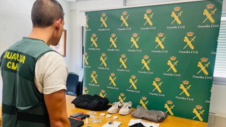 Un agente de la Guardia Civil, con los objetos robados