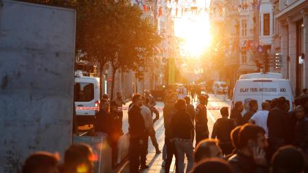Policía y servicios de emergencias, en la calle Istiklal de Estabul, donde se ha producido la explosión