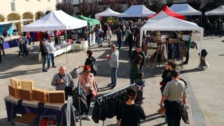 Familiares y amigos aprovecharon la mañana para visitar la feria artesanal