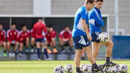 Jagoba Arrasate y Bittor Alkiza, con los jugadores al fondo, en un entrenamiento reciente
