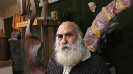El escultor navarro Alberto de Orella ha trasladado todas las obras guardadas en su estudio de la calle Curia a una bajera en Mutilva.