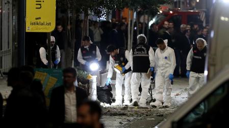 La policía turca investiga las causas del atentado en el lugar de la explosión