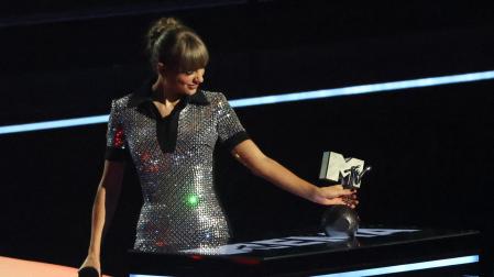 Taylor Swift recibe uno de sus premios Europe Music Award