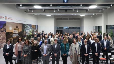 El consejero Irujo y las consejeras Ollo y Gómez posan con asistentes al acto.