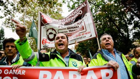 El presidente de la Plataforma para la Defensa del Sector del Transporte de mercancías por Carretera, Manuel Hernández, participa en la manifestación de transportistas
