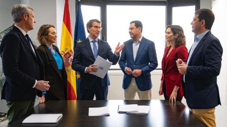 El líder del Partido Popular, Alberto Núñez Feijóo, conversa con varios barones del PP: Isabel Díaz Ayuso, Juanma Moreno, Alfonso Fernández Mañueco y Alfonso Rueda, junto a l secretaria general del PP, Cuca Gamarra