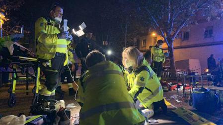Los servicios de emergencia atienden a uno de los heridos en Madrid