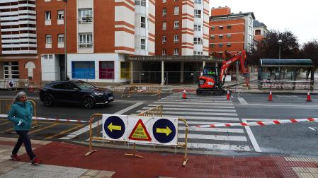 Imagen del paso de cebra que ya se ha empezado a reformar en la confluencia de las calles Premín de Iruña e Irunlarrea