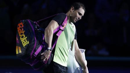 Rafa Nadal, cabizbajo, se retira a los vestuarios tras caer derrotado contra Félix Auger-Aliassime en el segundio encuentro de las Finales ATP