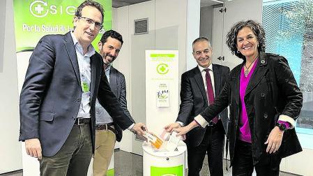 Por la izquierda: Antonio López (subdirector de Farmacia y Prestaciones del SNS), Juan Muga (secretario colegio farmacéuticos), Miguel Vega (subdirector de SIGRE) e Itziar Gómez (consejera de Desarrollo Rural)