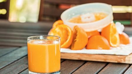 Imagen de archivo de un vaso de zumo de naranja fresco