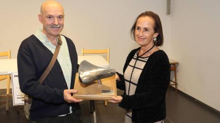 Jesús Sukuntza entregando el premio en Plazara! a Carmen Aycart
