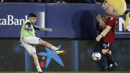 Pedri, en el calentamiento del último Osasuna-Barcelona en el estadio de El Sadar