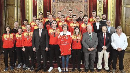 EN EL PALACIO. En primera fila, de izquierda a derecha: Maite Liras, Cecilia Gómez, Javier Labiano, Javier Conde -presidente de la FNPV-, Mikel Sanz, Rebeca Esnaola -consejera de Cultura y Deporte del Gobierno de Navarra-, Maider Ardanaz, Miguel Pozueta -director del IND-, Baldo Peralta y Antonio Gascue. Tras ellos, Mikel Eguinoa, Ángel Arrarás, Uxue Murillo, Seve Arcelus, Joseba Erro, Santiago Yániz, Oian Canabal, Xabier Asiáin y Alfredo San Miguel. En la tercera fila: Carlos Beunza, Julen Retegui, Rubén Ayarra, Joseba Aldave, Luis Sánchez, Mikel Lana, Iker Espinal y Manex Pedroarena
