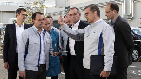 El director de Producción y Logística de Volkswagen, Christian Vollmer, en el centro de la imagen, atiende las explicaciones del presidente de Volkswagen Navarra, Michael Hobusch, en un momento de su visita a Volkswagen Navarra