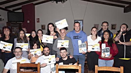 Premiados y participantes lucen sus diplomas en la entrega de premios