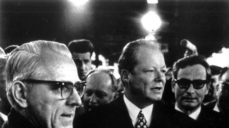 El canciller alemán Willy Brandt (en el centro), en 1972