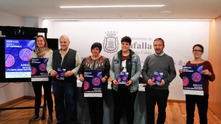 Desde la izda., Imelda Mañeru, técnica de igualdad; los concejales Jacinto Goñi, Uxua Olkoz y Goizeder Juango; el acalde, Jesús Arrizubieta; y Pili Berrio, del movimiento feminista de Tafalla