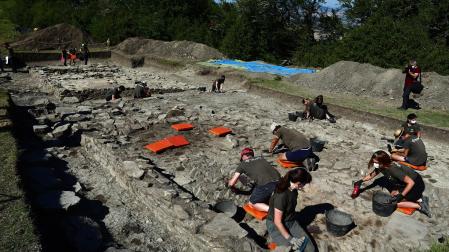 Voluntarios de la Sociedad de Ciencias Aranzadi, trabajando en la excavación de Irulegi en julio de 2021. Apenas un mes antes se había encontrado la Mano