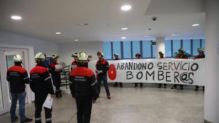 Protesta de los bomberos en la Biblioteca de Navarra