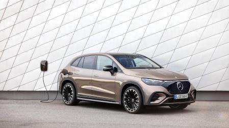 El seductor Mercedes-Benz EQE SUV luce un elegante porte y rueda sin emisiones