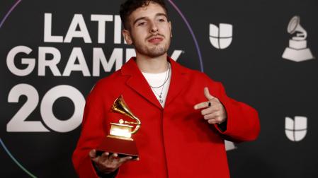 Pablo Rouss posa con el galardón en los Grammy Latino.