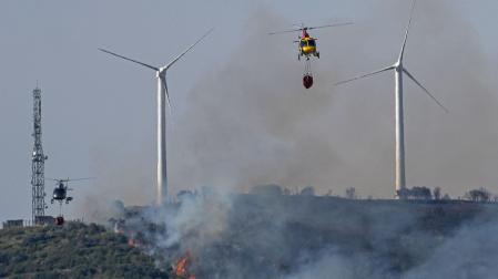 Dos helicópteros descargan agua en San Martín de Unx, uno de los graves incendios que asolaron Navarra el 19 de junio