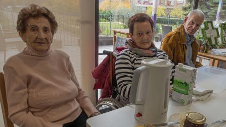 Desde la izda., María Portillo, María Andión Izu y Javier Lander se encargaron de mostrar algunos de los trucos recogidos en el libro