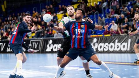 Aitor García, del Helvetia Anaitasuna y N'Gessan, en una jugada del partido