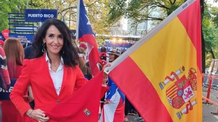 Nuria Elío Aldunate posa con la bandera de España y su pañuelico de San Fermín