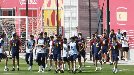Los jugadores de España saltan a los terrenos de entrenamiento de la Universidad de Catar