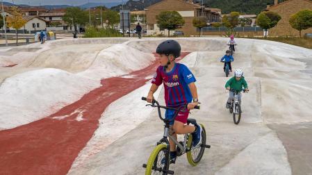 Varios niños practican en la nueva pista de pump track de Ayegui