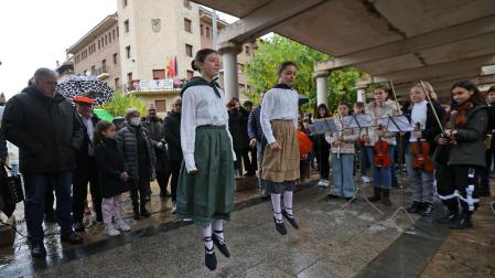 Uxue y Naroa bailan un aurresku enfrente del monolito