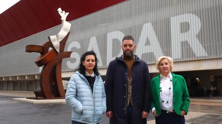 Esther Diñeiro, Endika Rodríguez y Alicia Martínez, en el exterior de El Sadar junto a la escultura Sentimiento