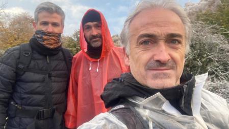 Desde la izquierda, Miguel, José y Javier Errea el sábado a las 8.30, cuando partieron desde Sorogain