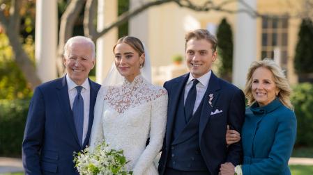 El presidente de los Estados Unidos, Joe Biden (i), y la primera dama, Jill Biden (d), posan en el matrimonio de su nieta Naomi Biden con Peter Neal