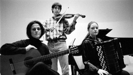 Jon Irizar (violín), Garbiñe Zertutxa (acordeón) Y Roxana Mori (guitarra), premiados en el Conservatorio en 1997