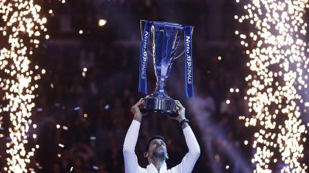 Novak Djokovic celebra la Copa de Maestros tras vencer en la final a Kasper Ruud