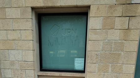 Una de las pintadas aparecidas en la sede de UPN en Puente la Reina